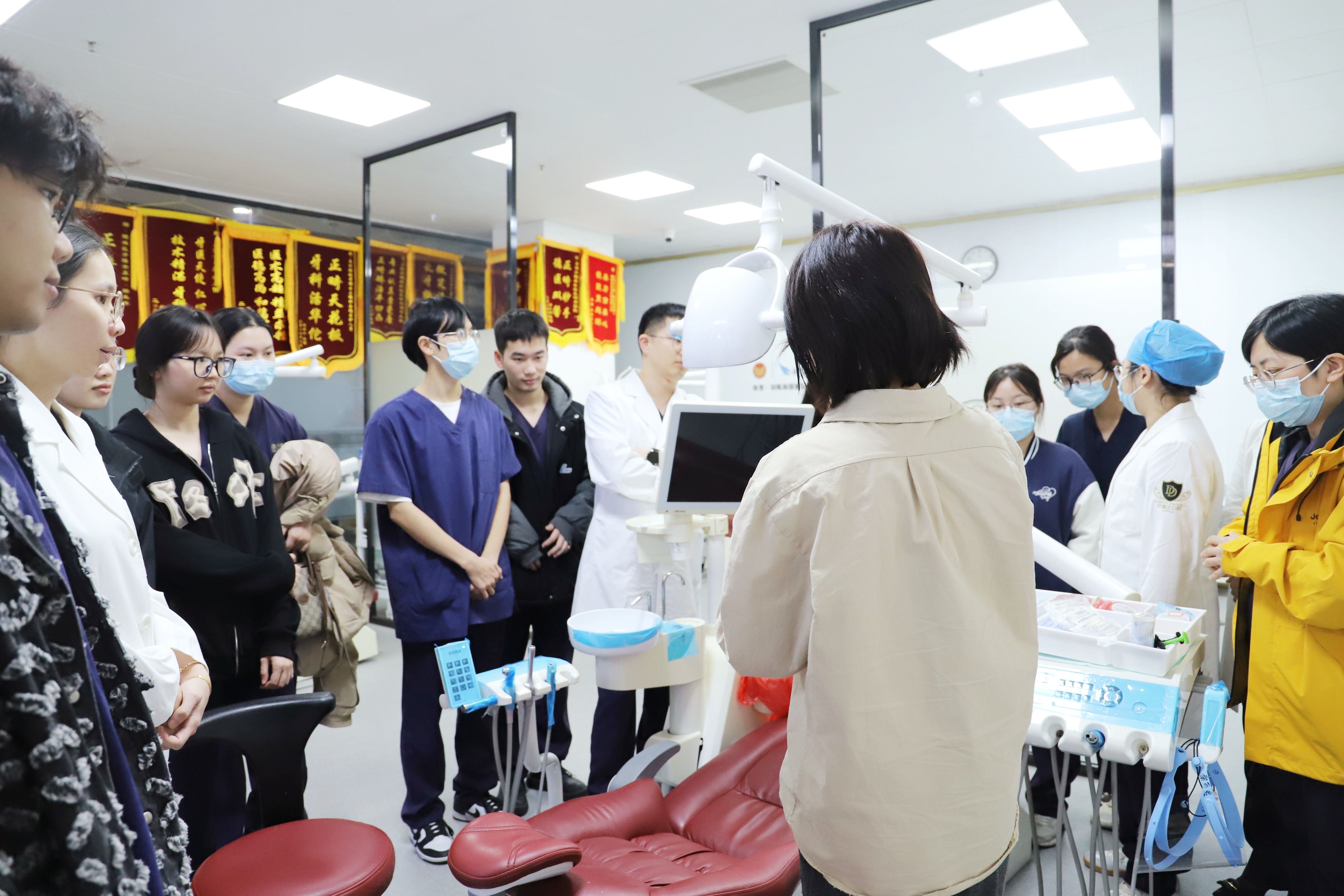 普特讲师和泉州牙博士口腔医护团队在诊疗现场模拟托槽粘接实操