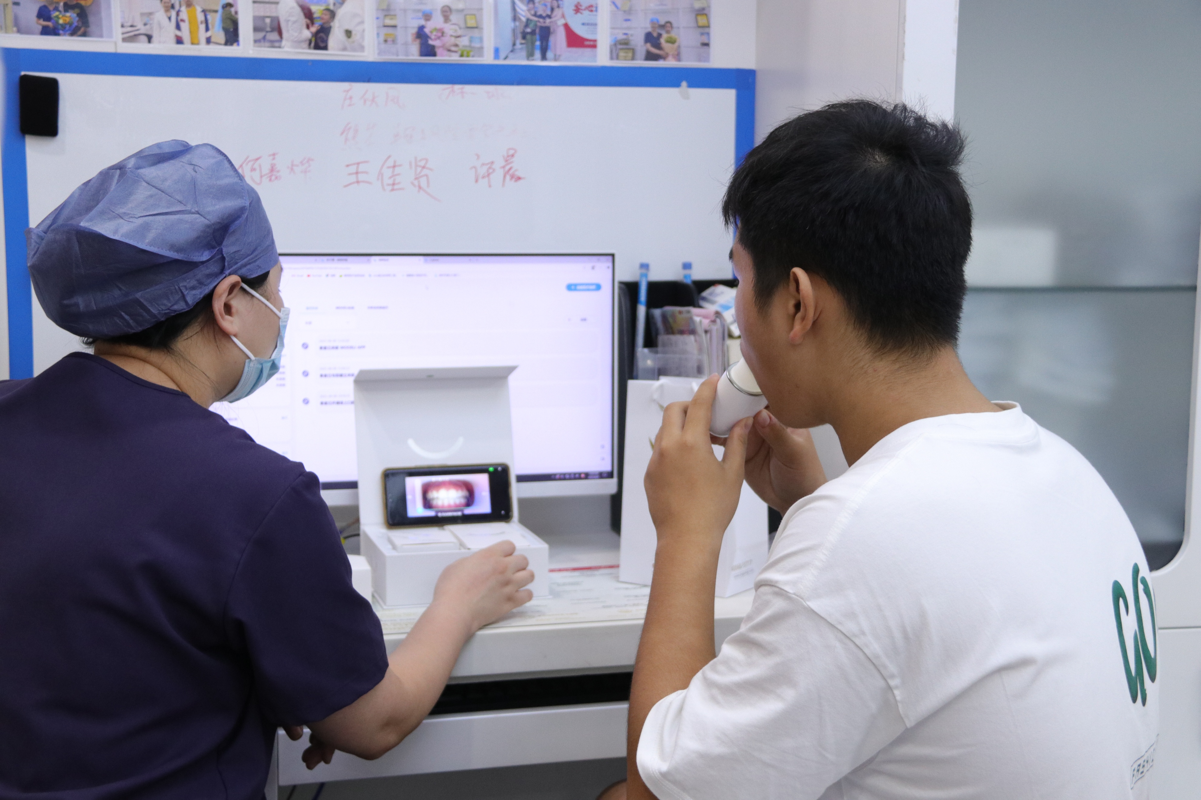 泉州牙博士口腔洛江机构正畸医师庄小燕教导患者使用远程口腔观察仪
