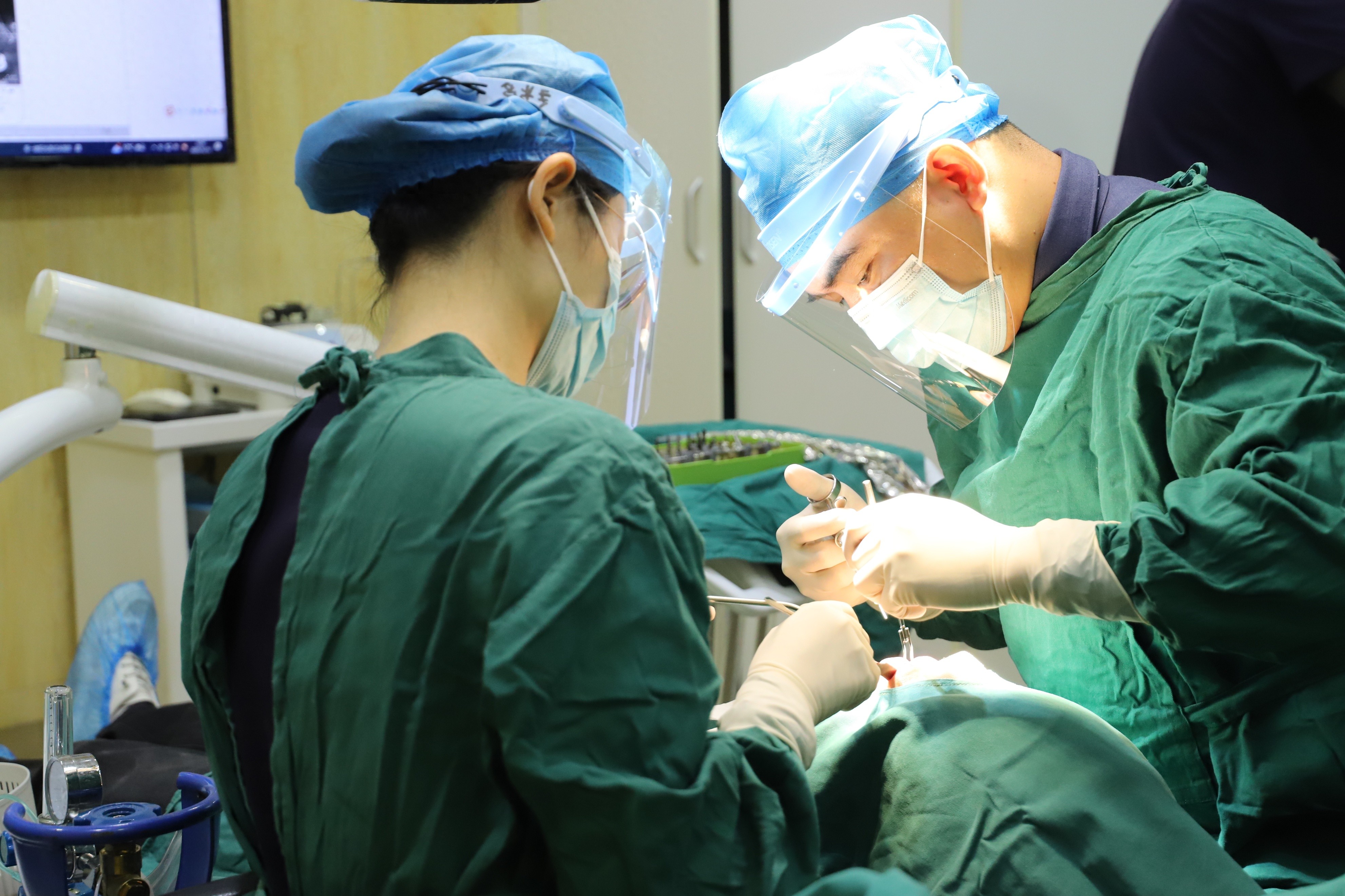 泉州牙博士口腔总院长、种植院长温振宇手术中