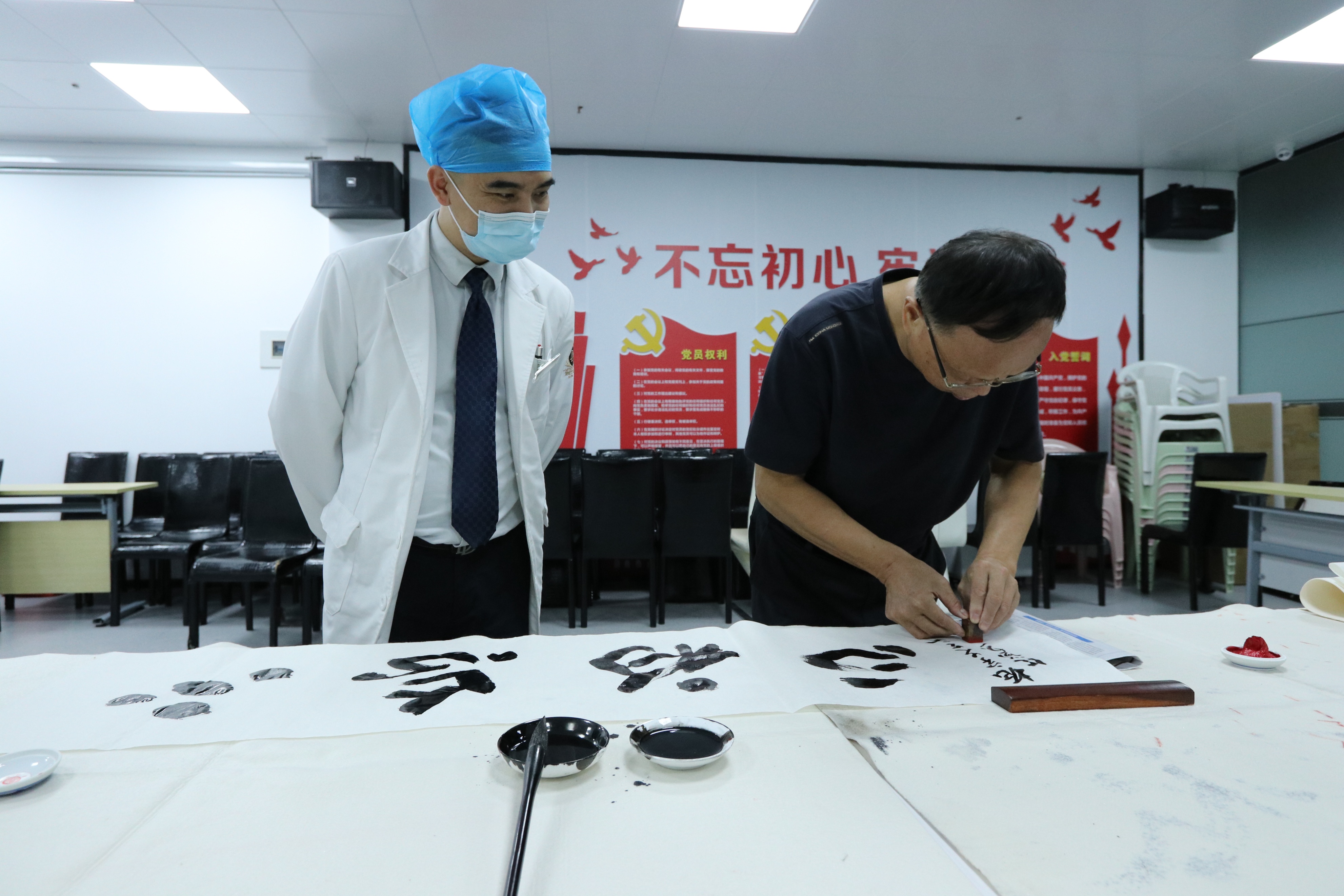 泉州牙博士口腔开展现场书法展览公益活动