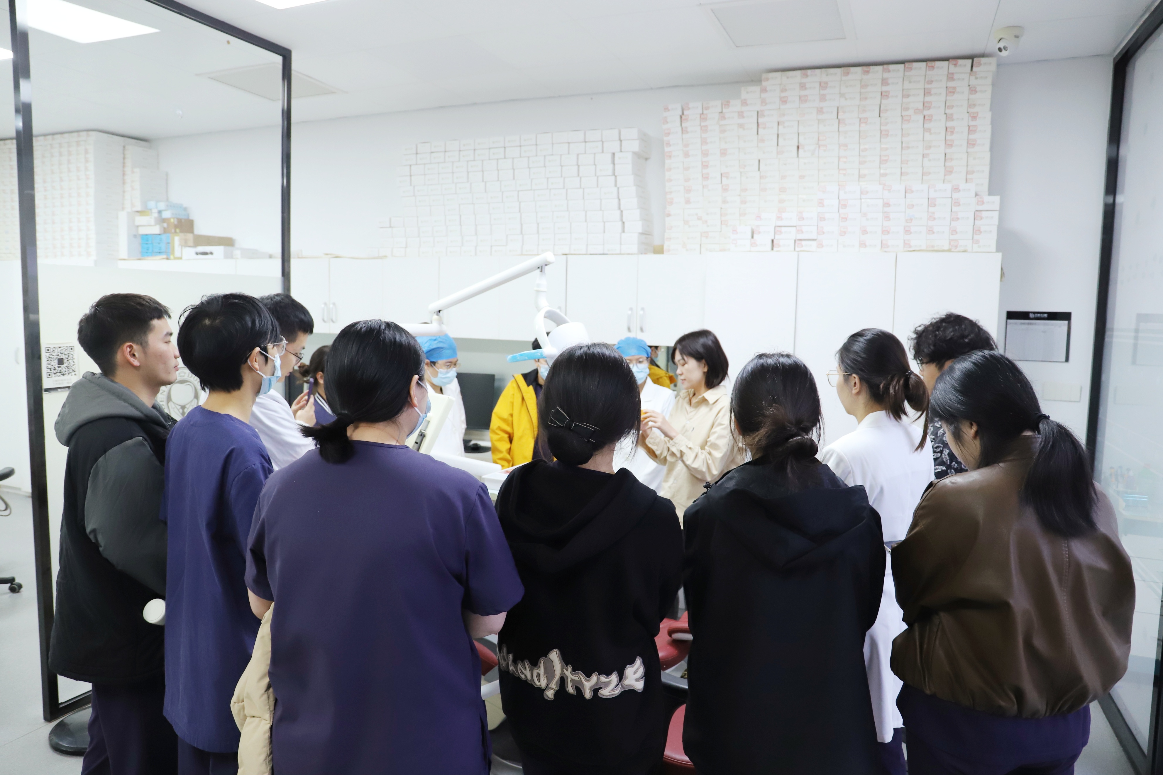 泉州牙博士口腔实习生在聆听普特品牌讲师讲解托槽粘接要点技巧